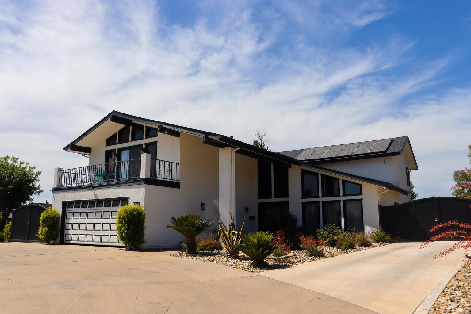 Property Photo:  723 W Pine Street  CA 93221 