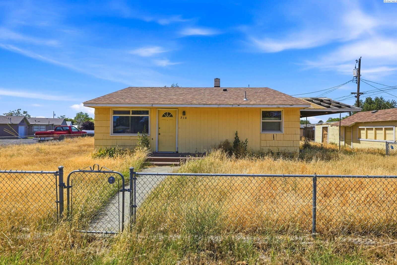 Property Photo: 716 S Juniper St WA 99336