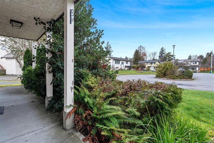 Property Photo: 1725/1727 Ashdale Pl BC V8N 1P1