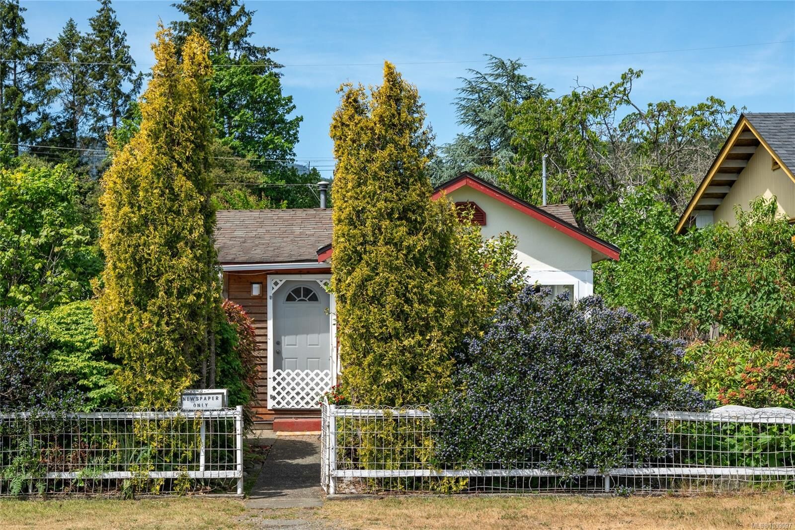 Property Photo:  479 Hillcrest Ave  BC V9R 3M3 