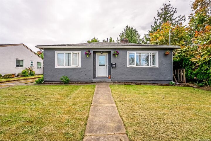 1661 Freeman Ave — photo 1