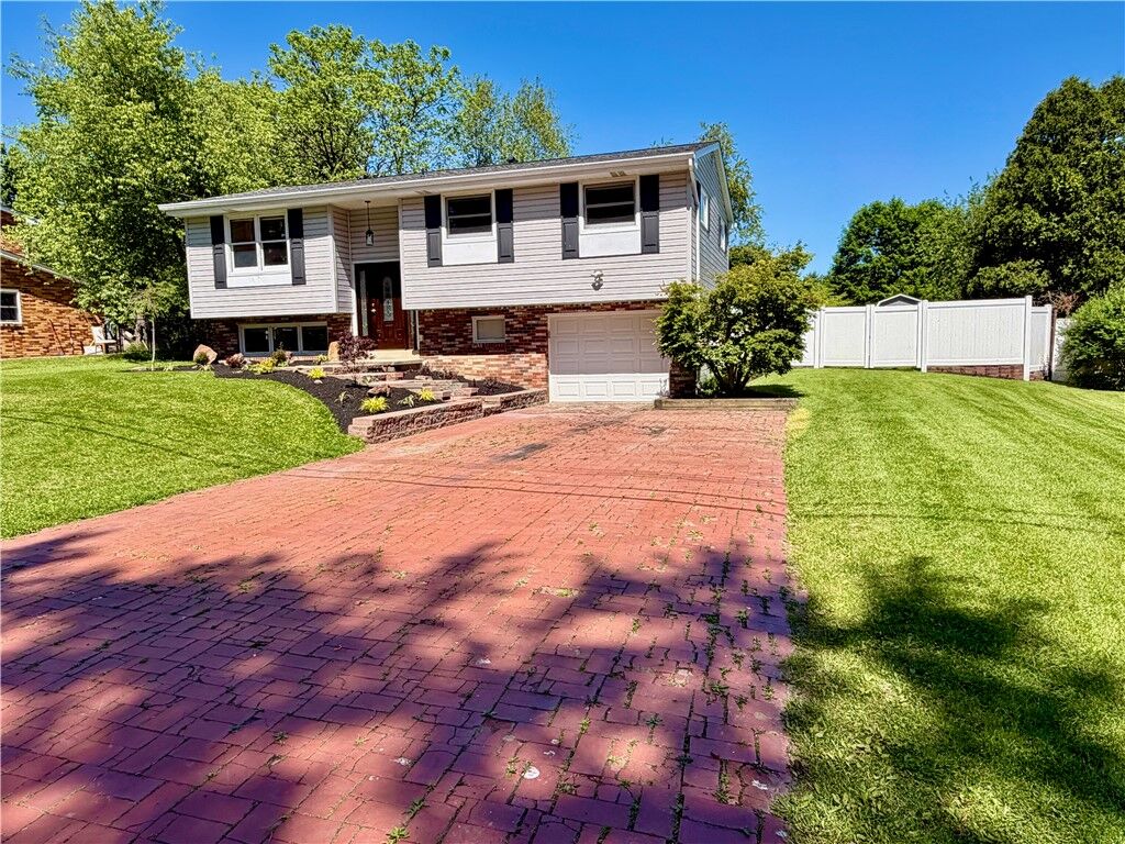 Property Photo:  302 Sun Valley Dr  PA 16066 