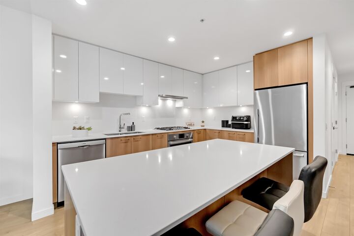 Property Photo: 715 W 15th Street 303 BC V7M 1T2