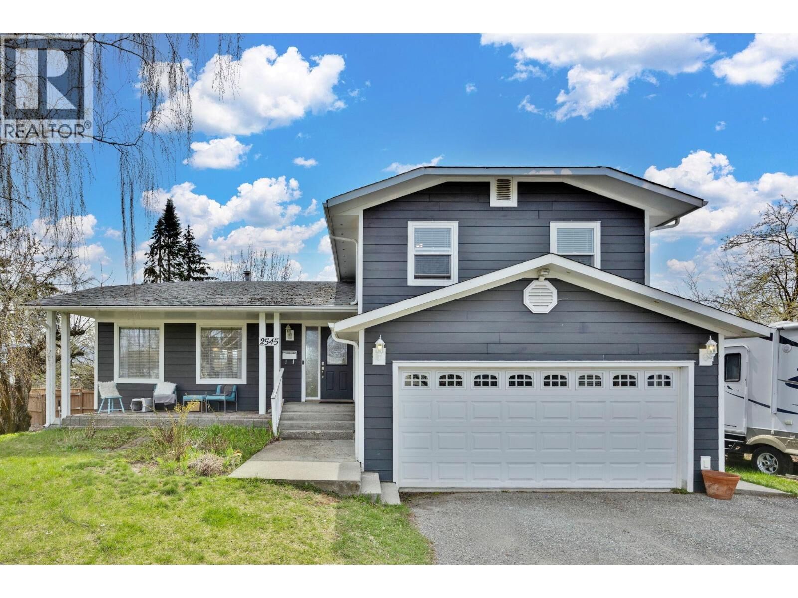 Photo de la propriété:  2545 Crestview Road  BC V1Z 1Z4 