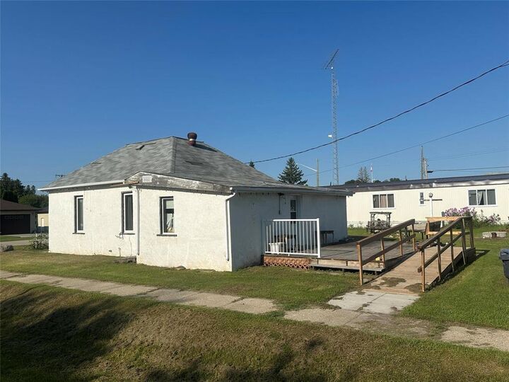 112 Anderson Street East — photo 1
