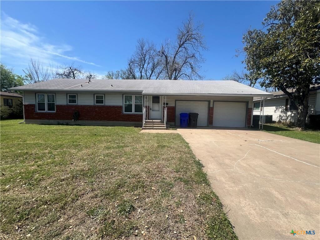 Property Photo: 1324 N 60th Street TX 76710