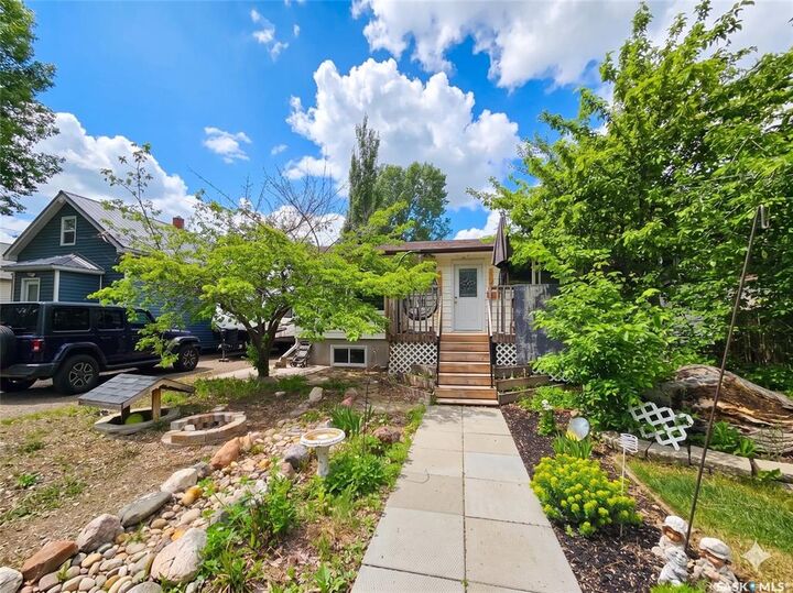 Property Photo: 152 5th Avenue SE SK S9H 3M7