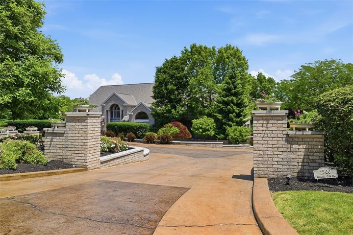 Property Photo:  2500 Country Club Dr  PA 15205 