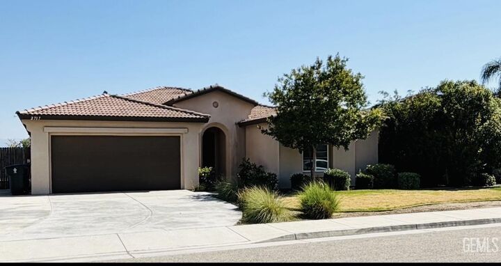 Property Photo:  2717 Mercedes Drive  CA 93313 