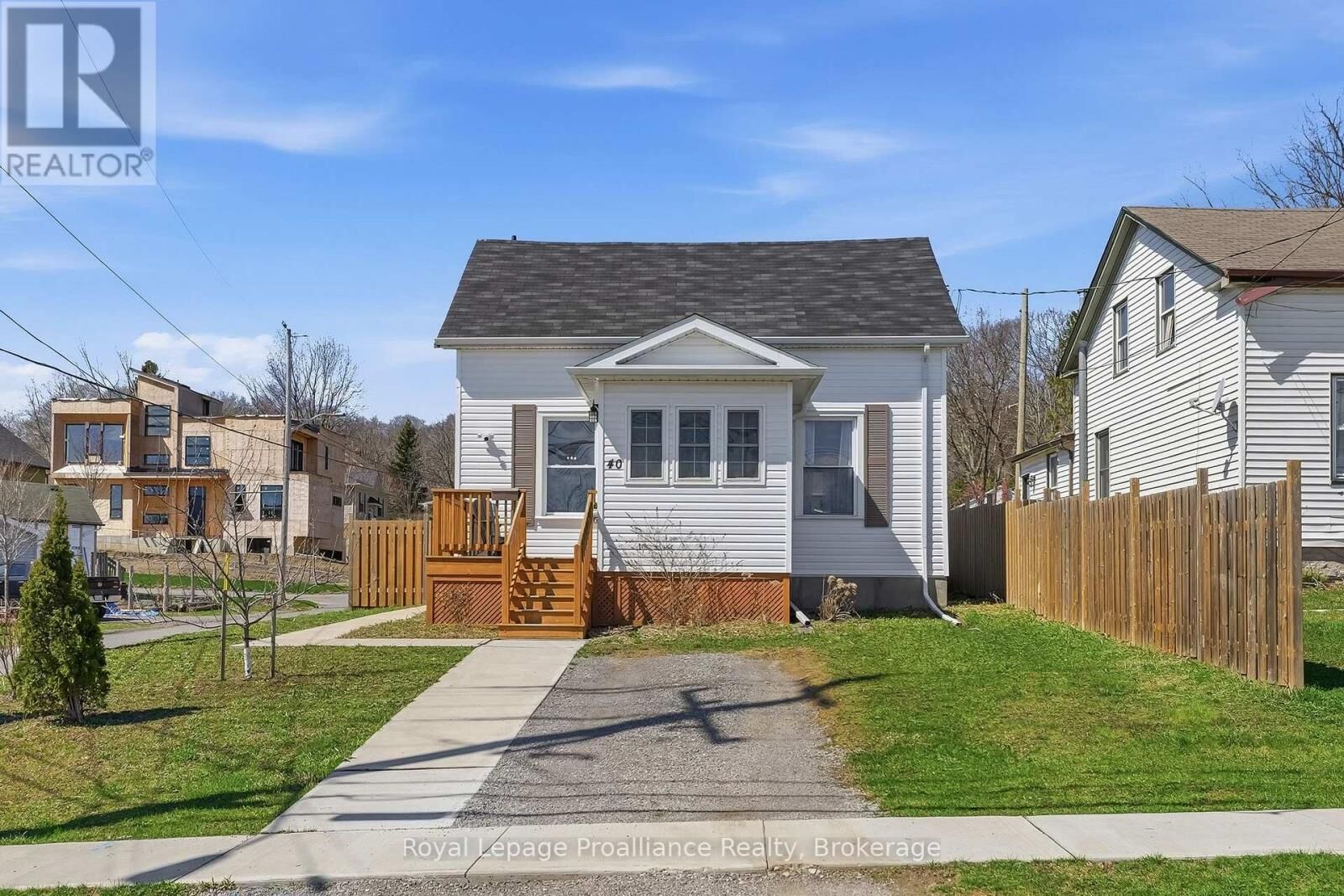 Property Photo:  40 Smith Street  ON L1A 3A4 