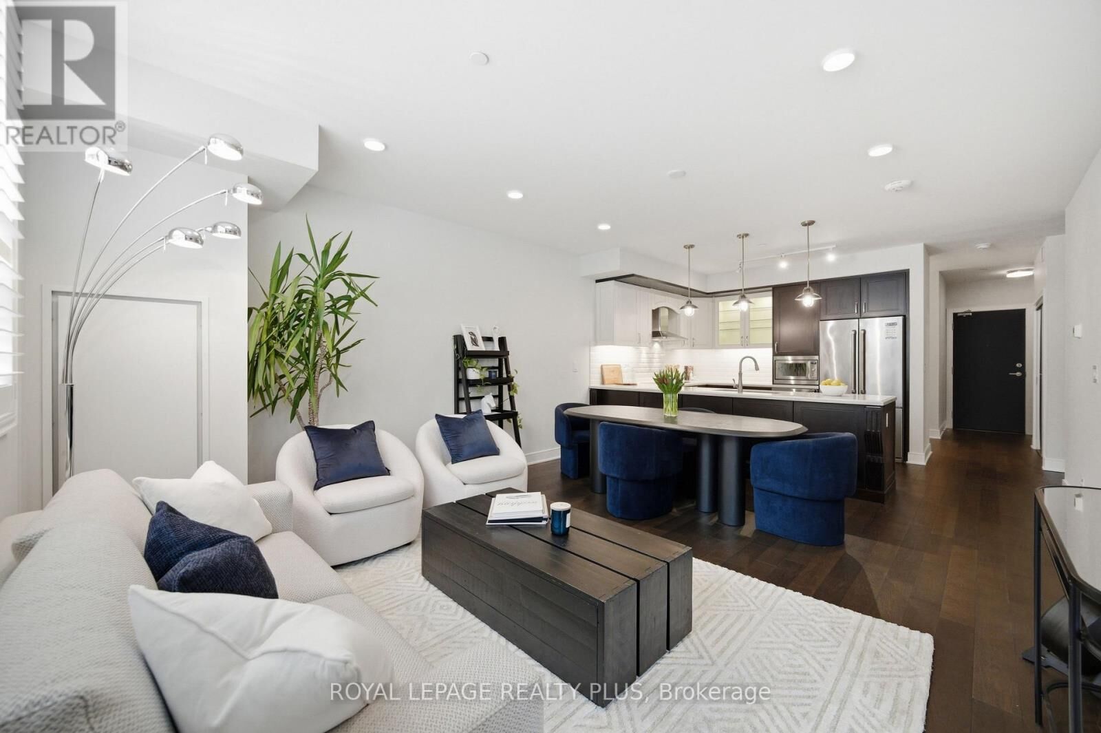 Property Photo: 1575 Lakeshore Road West 117 ON L5J 0B1