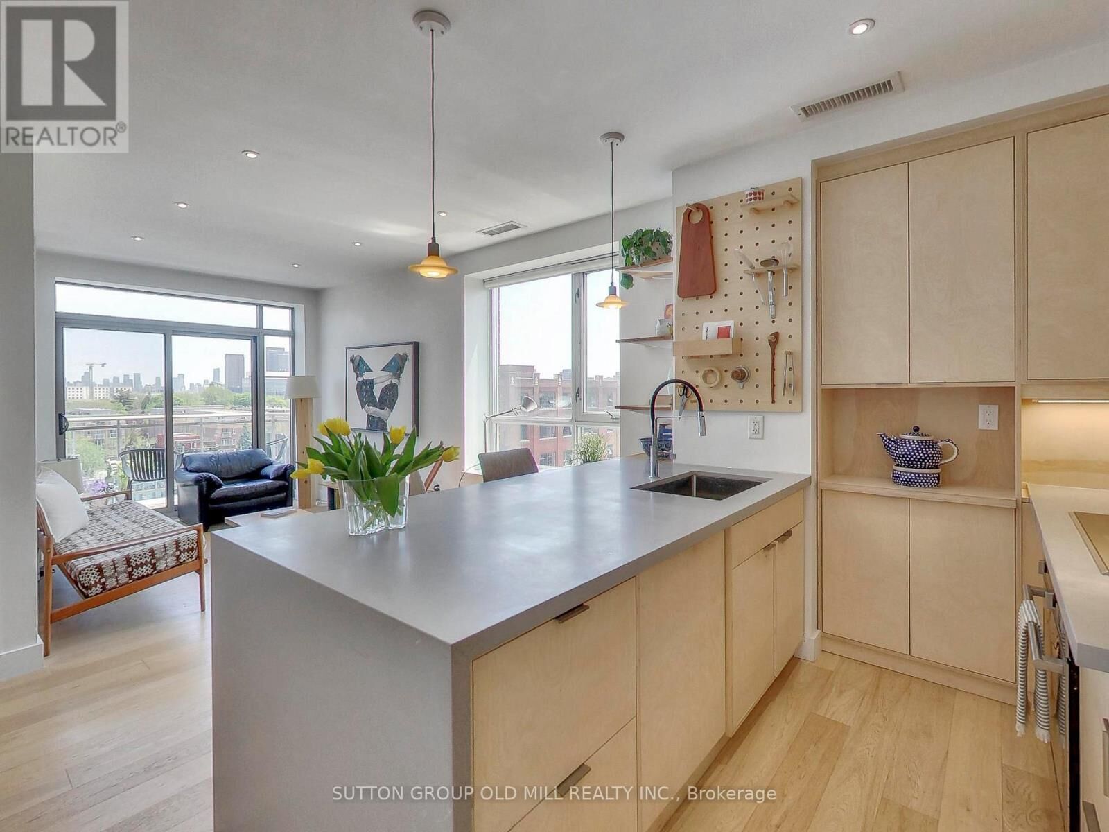 Property Photo:  2495 Dundas Street West 712  ON M6P 1X4 