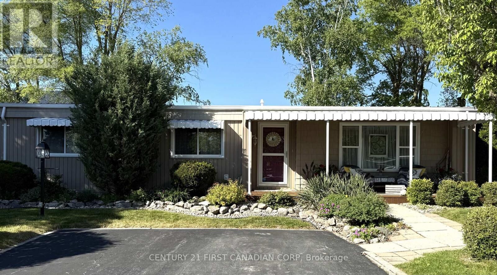 Property Photo:  29 Maple Grove Court  ON N0M 1T0 