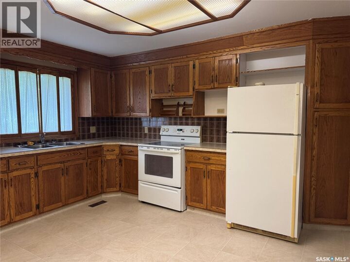 Property Photo:  307 5th Avenue W  SK S0H 0B0 