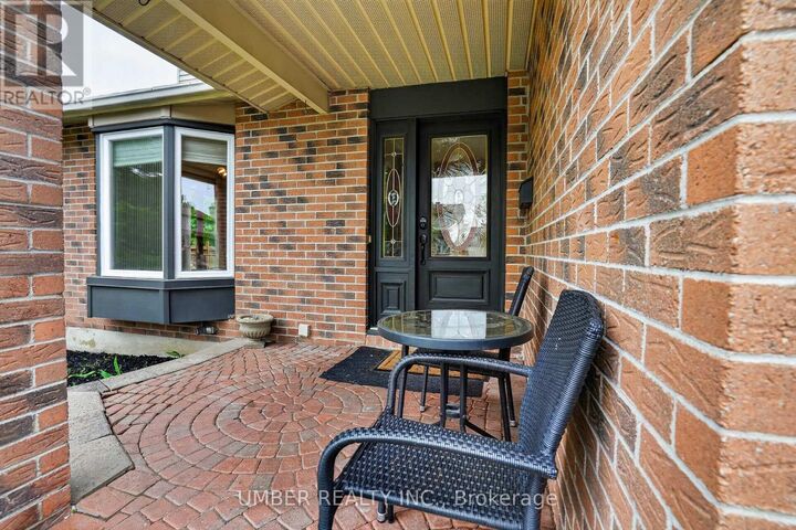 Property Photo:  258 Anglehart Avenue  ON K1E 2V9 