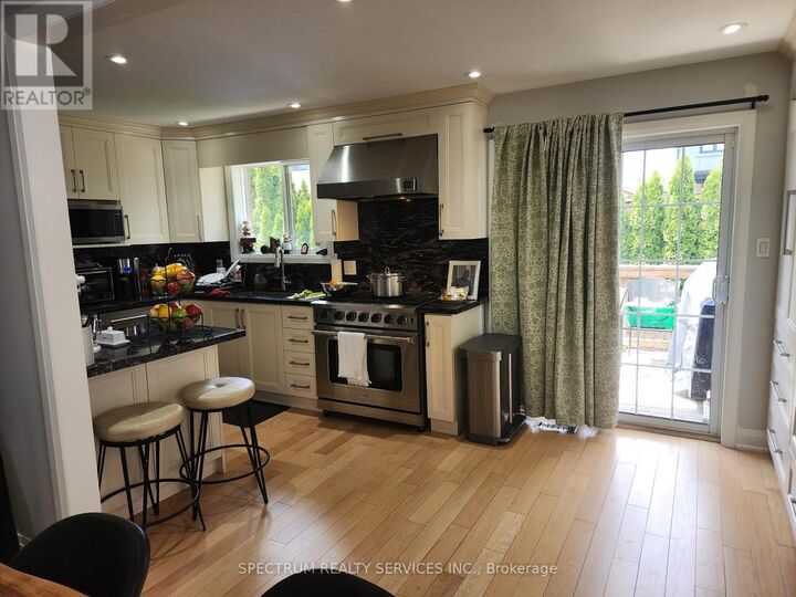 Property Photo:  8 Munford Crescent  ON M4B 1C1 