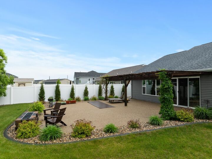 Property Photo:  1617 SE Valley Bluffs Dr  ND 58701 