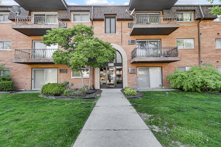 Property Photo:  18555 Hickory Court 24  IL 60438 