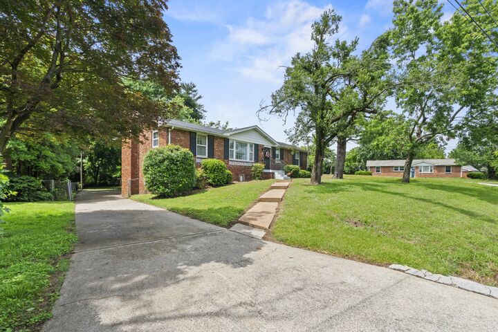 Property Photo:  401 Glenpark Dr  TN 37217 