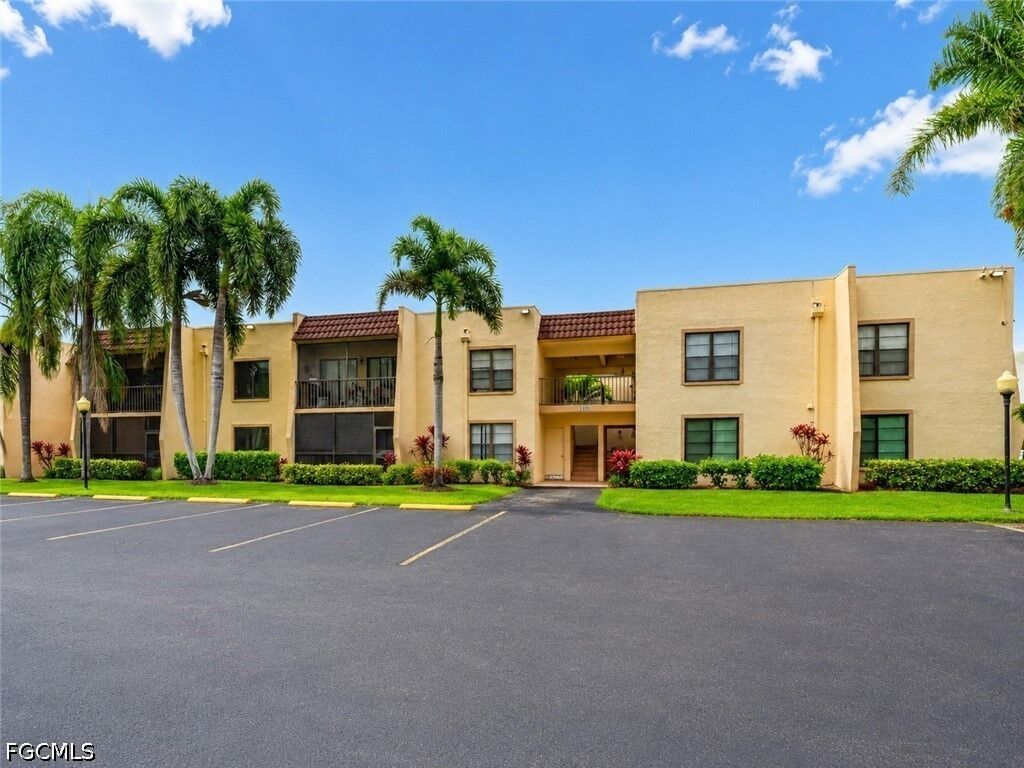Property Photo:  12481 McGregor Boulevard 17  FL 33919 