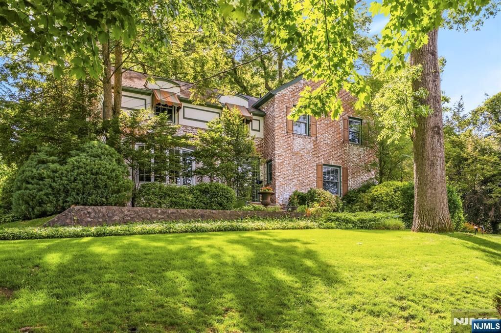 Property Photo:  34 Hillside Avenue  NJ 07452 