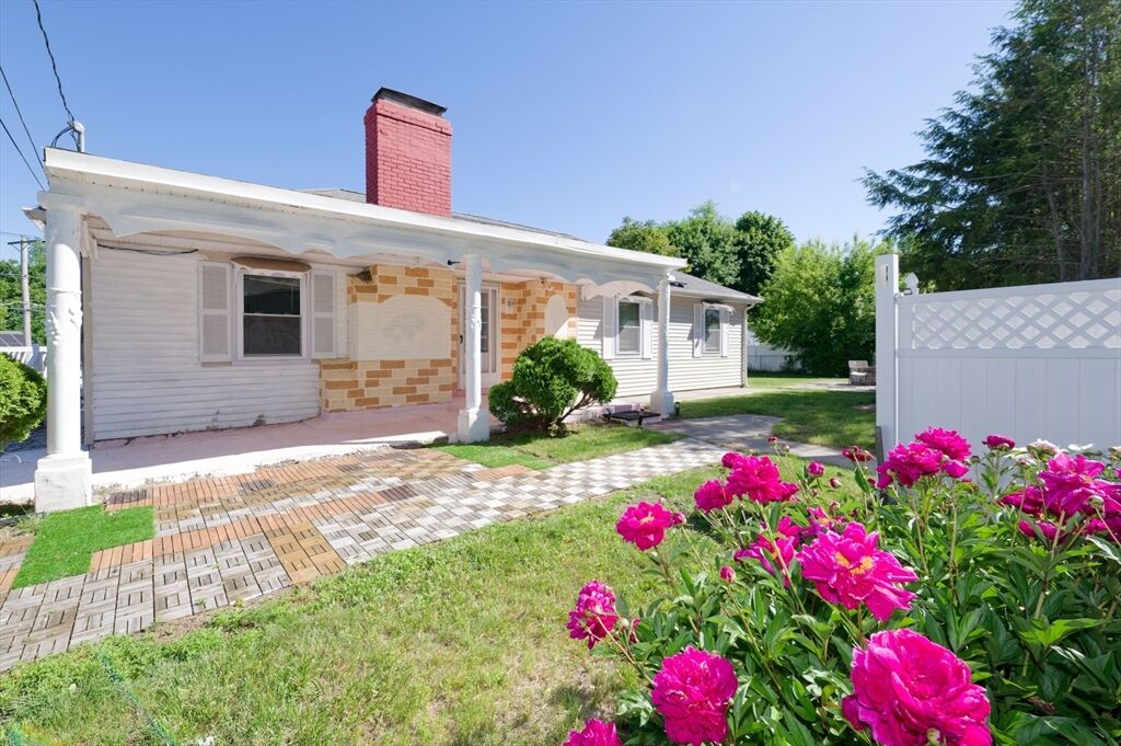 Property Photo:  1 Rockland Road Ct  MA 01501 