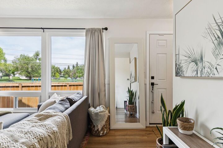 Photo de la propriété:  11240 6 Street SW 18  AB T2W 1V9 