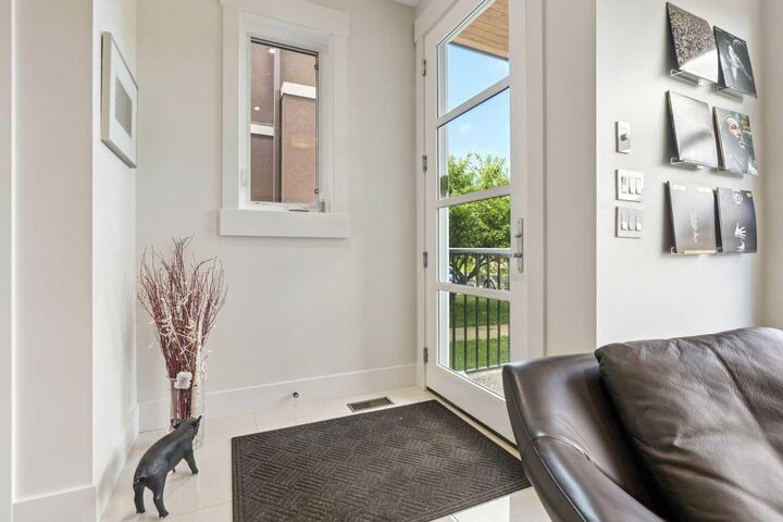 Property Photo:  2026 32 Street SW  AB T3E 2R3 