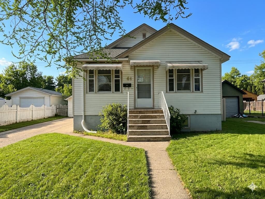 Property Photo:  46 2 Street NW  AB T1A 6J1 