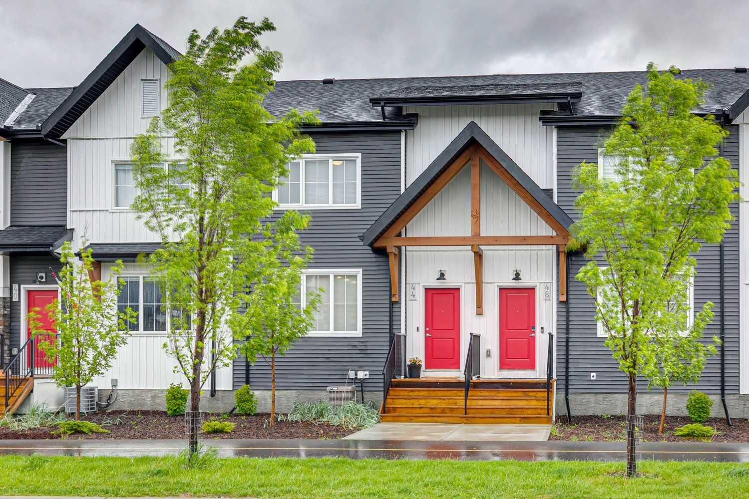 Property Photo:  44 Creekside Boulevard SW  AB T2X 4R1 