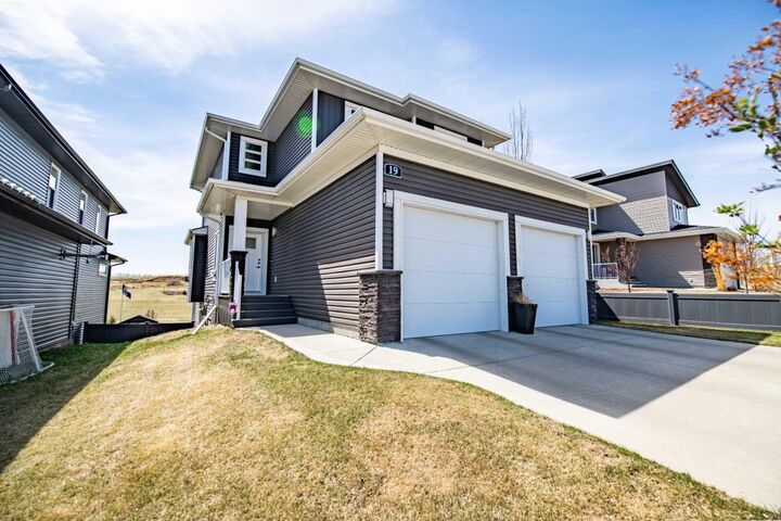 Property Photo:  19 Vanveller Way  AB T4S 0M4 