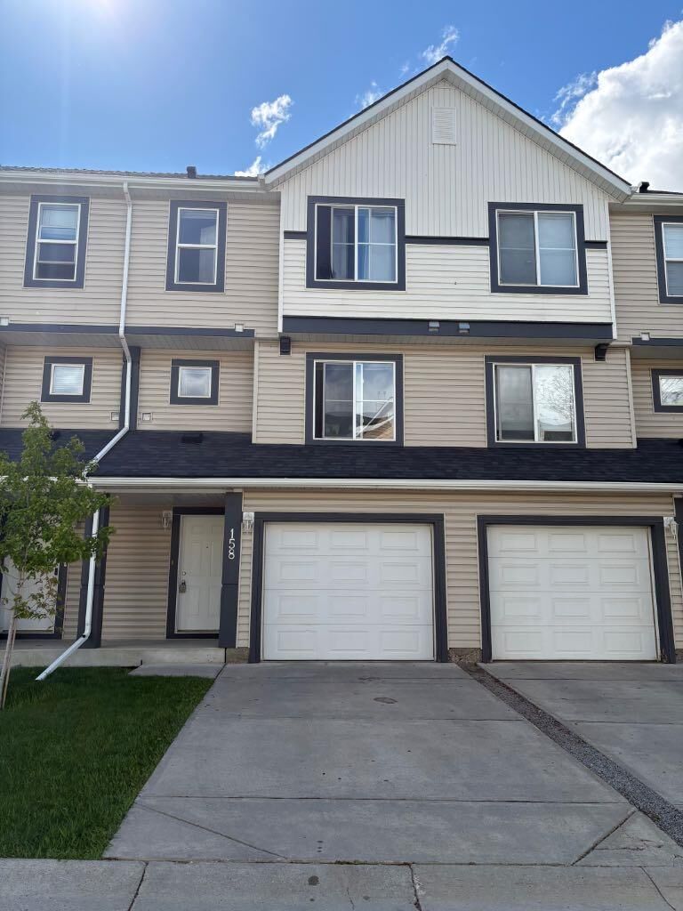 Property Photo:  158 Everhollow Heights SW  AB T2Y 5B3 
