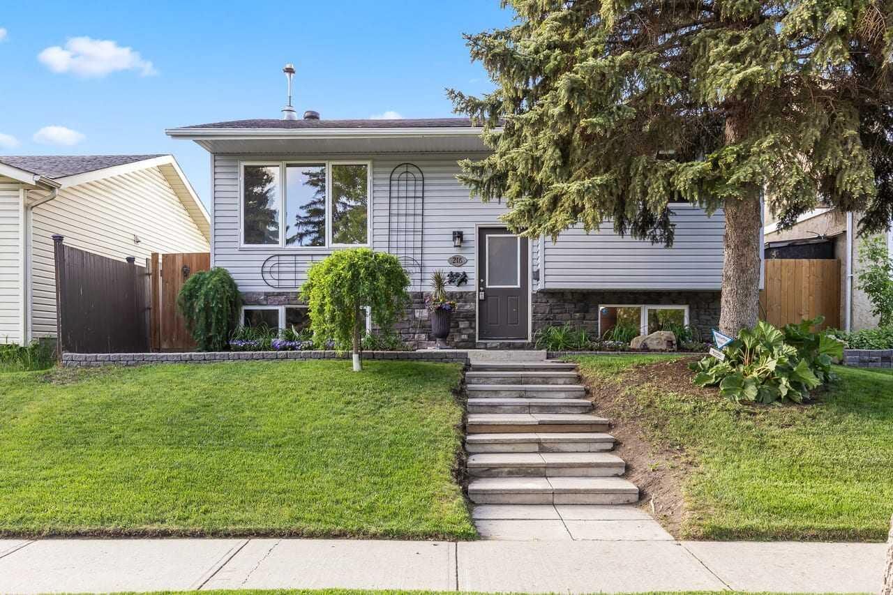 Property Photo:  216 Castleridge Drive NE  AB T3J 1X3 