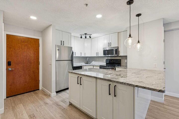 317 19 Avenue SW 304 — photo 1