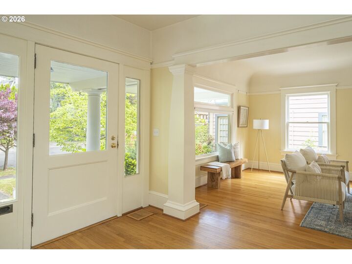 Property Photo:  515 NE Floral Pl  OR 97232 