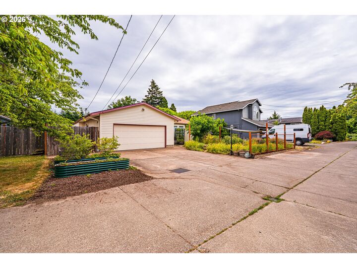 Property Photo:  3457 Mahlon Ave  OR 97401 