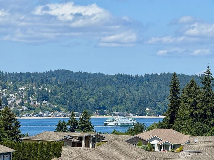 Property Photo:  650  Medallion Place E  WA 98366 
