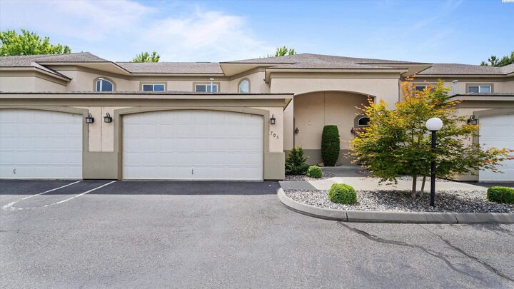 Property Photo: 705 Hanford WA 99354