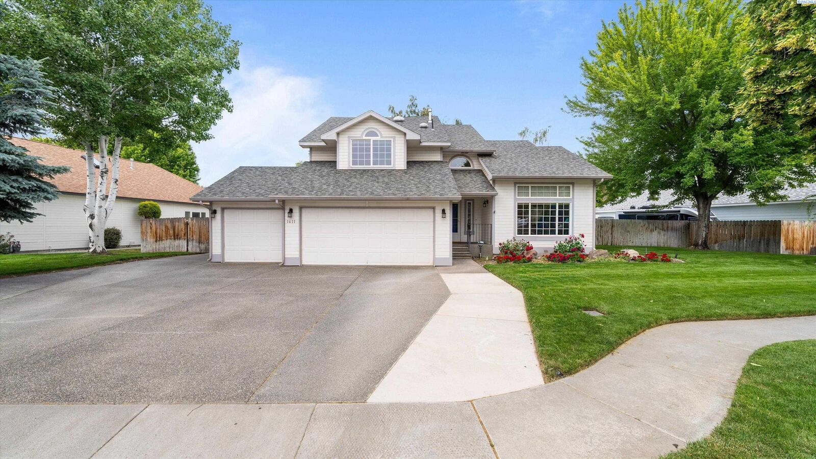 Property Photo:  1611 Alamosa Ave  WA 99352 