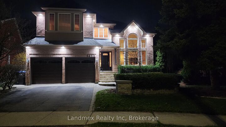 Property Photo: 5423 Planter's Wood Court ON L5M 5V6