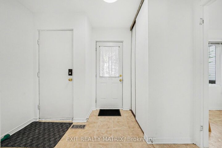 Property Photo: 3773 Autumnwood Street ON K1T 2G7