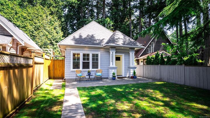 Property Photo: 1000 Fashoda Pl BC V9C 3X1