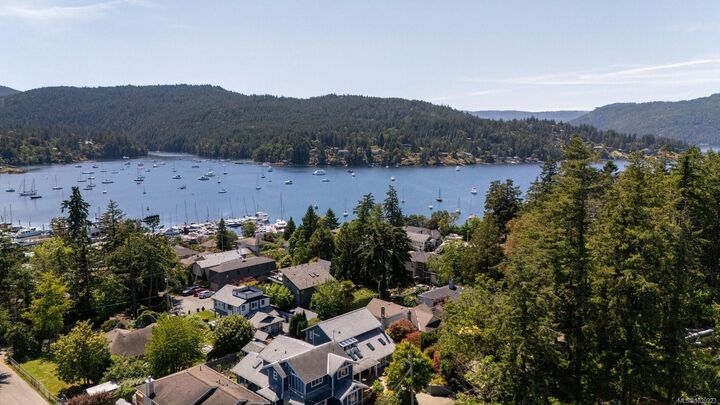 Property Photo:  793 Stelly'S Cross Rd  BC V8M 1C6 