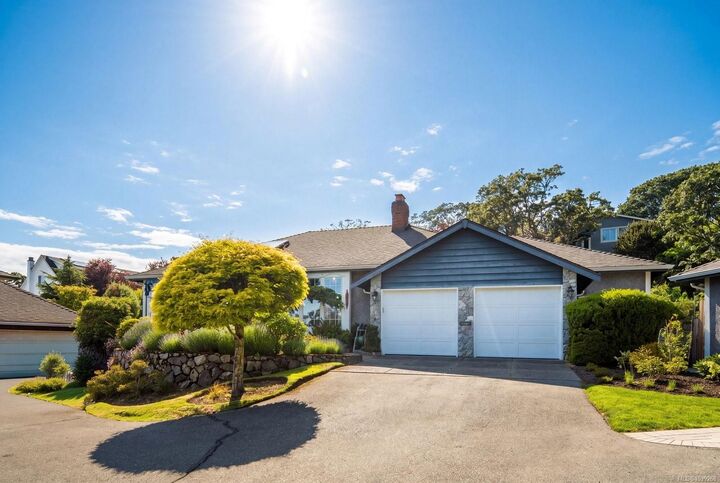 Property Photo: 764 Richmond Ave BC V8S 3Z2
