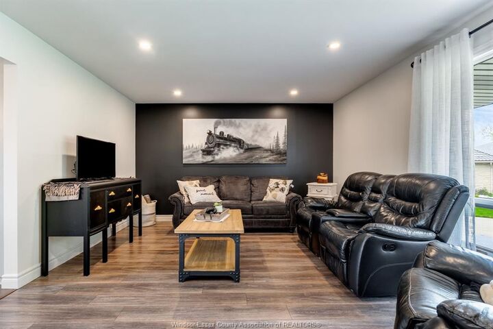 Property Photo: 66 Shawnee Court ON N8H 5A9