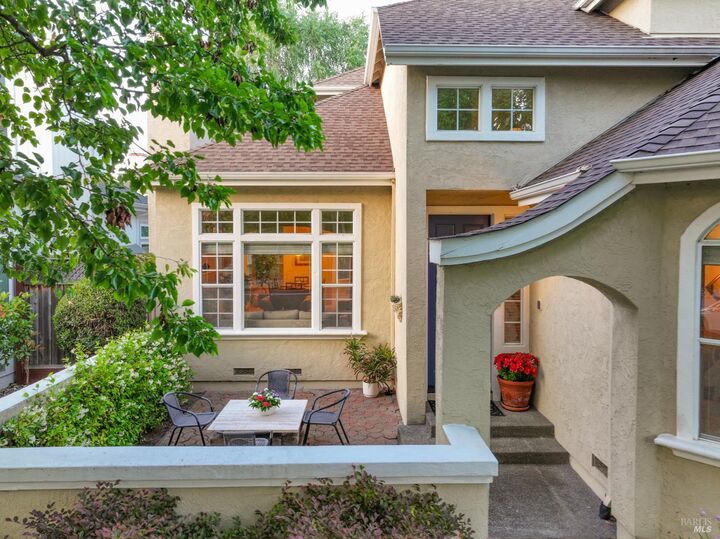 Property Photo:  318 Schiappino Street  CA 95409 