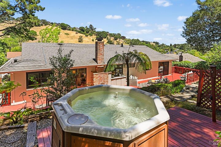 Property Photo:  501 Willow Court  CA 94945 