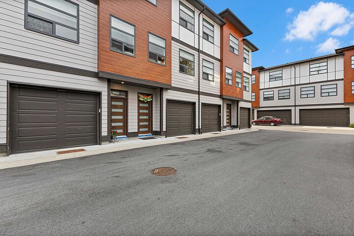 Property Photo: 32970 Tunbridge Avenue 11 BC V2V 0J9