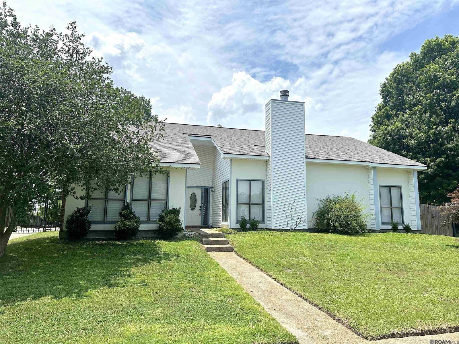 Property Photo: 9786 Kinglet Dr LA 70809