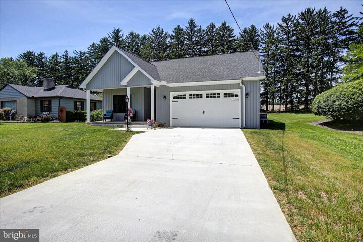 Property Photo:  